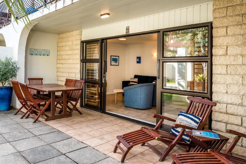 Onetangi Beach Apartments Exterior photo